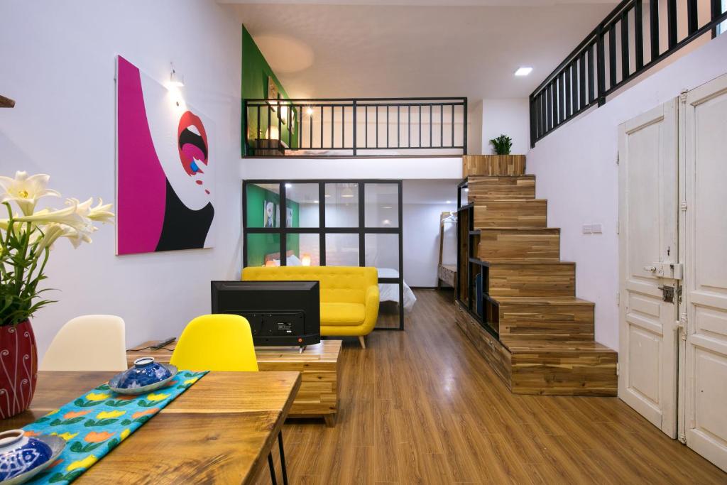 Holly's Hidden Nest in Prime Location No Lift – Hanoi